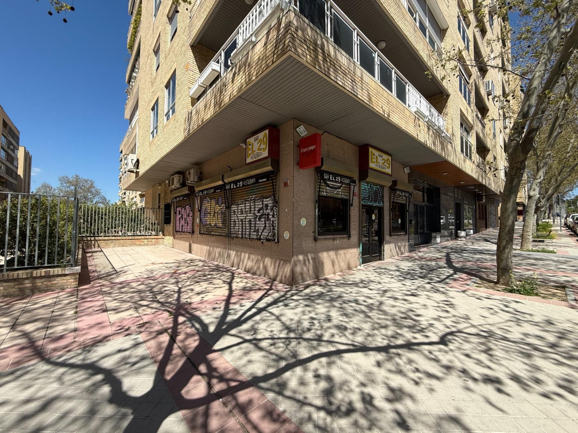 Vista exterior de Local en venda en  Madrid Capital amb Aire condicionat