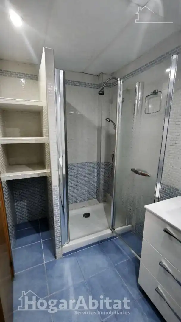 Bathroom of Flat for sale in Valencia  with Air Conditioner, Heating and Balcony