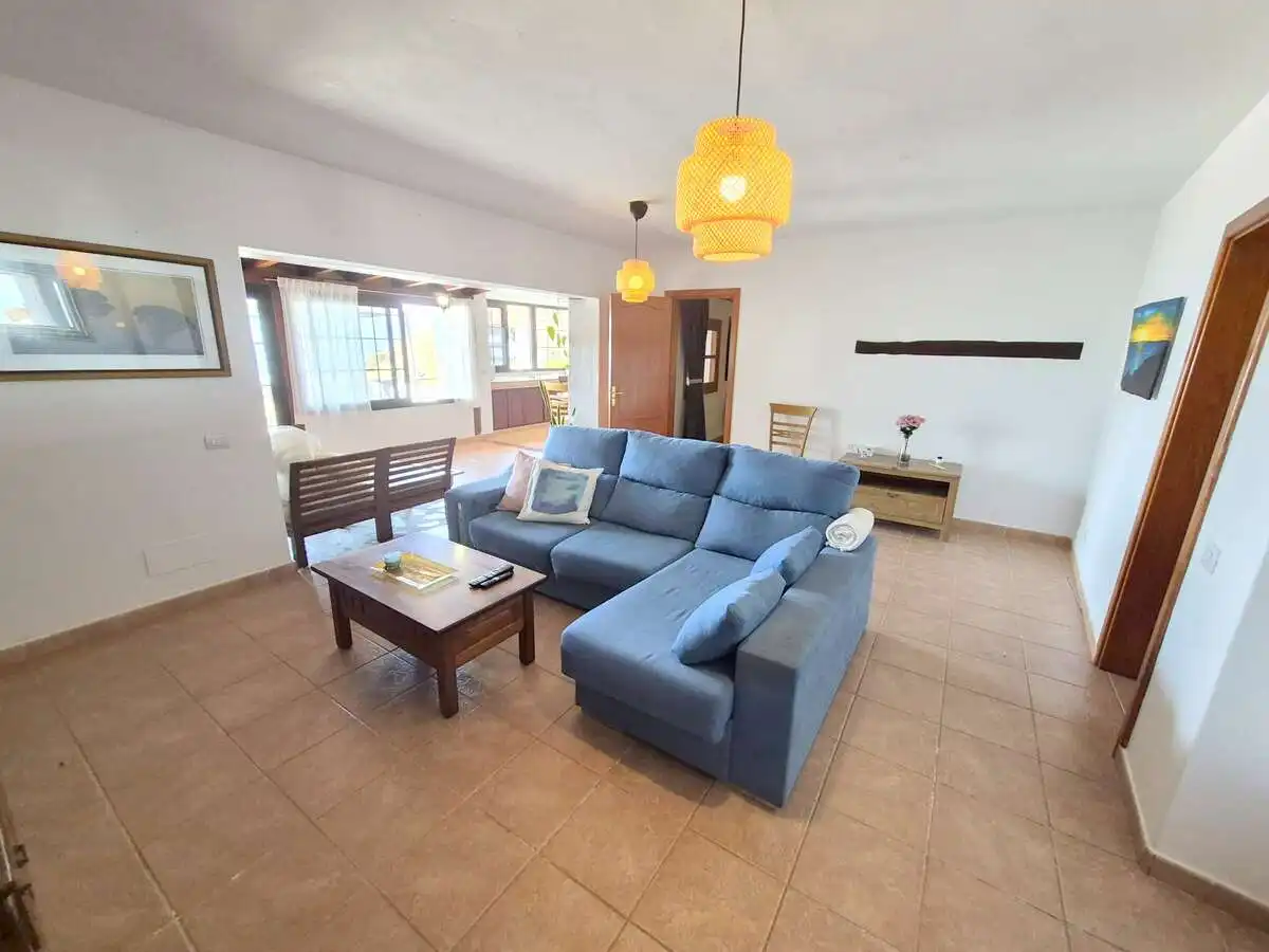 Sala d'estar de Casa o xalet en venda en Tías amb Jardí privat, Terrassa i Moblat