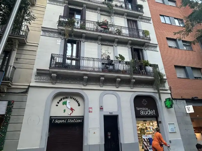 Vista exterior de Pis de lloguer en  Barcelona Capital amb Aire condicionat i Balcó
