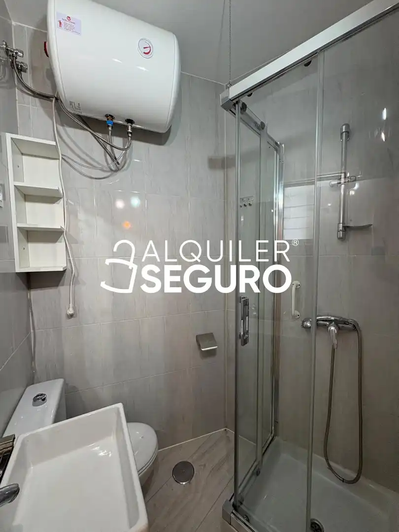 Badezimmer von Wohnung zur Miete in Madrid mit Klimaanlage, Heizung und Möbliert