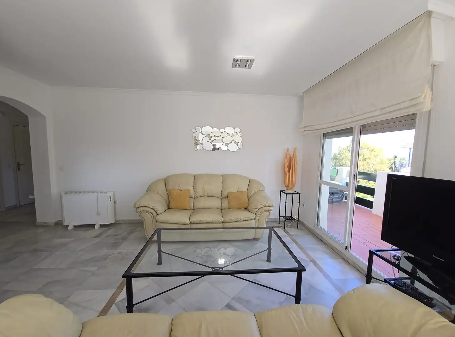 Wohnzimmer von Dachboden zur Miete in Marbella mit Klimaanlage, Terrasse und Möbliert