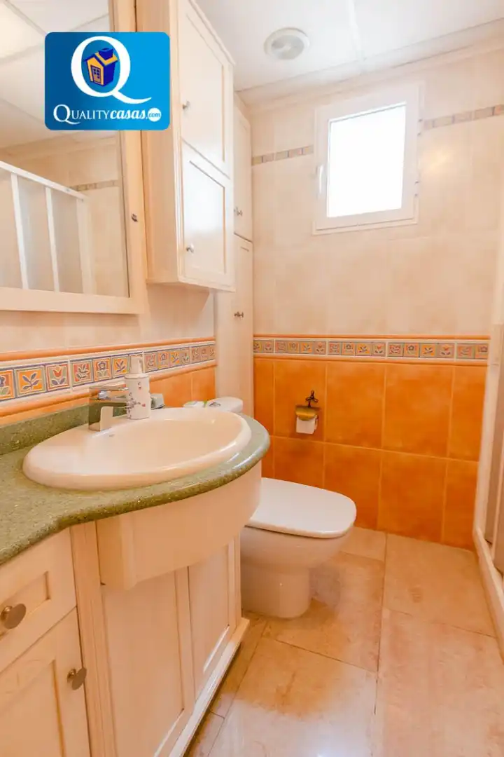 Baño de Casa adosada en venta en Crevillent con Aire acondicionado, Terraza y Trastero