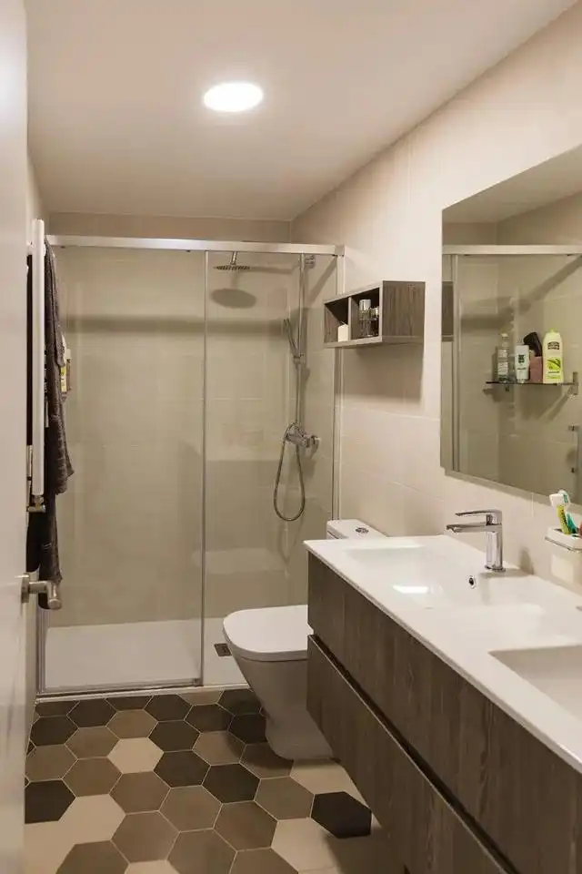 Bathroom of Flat for rent in Valencia  with Air Conditioner and Balcony