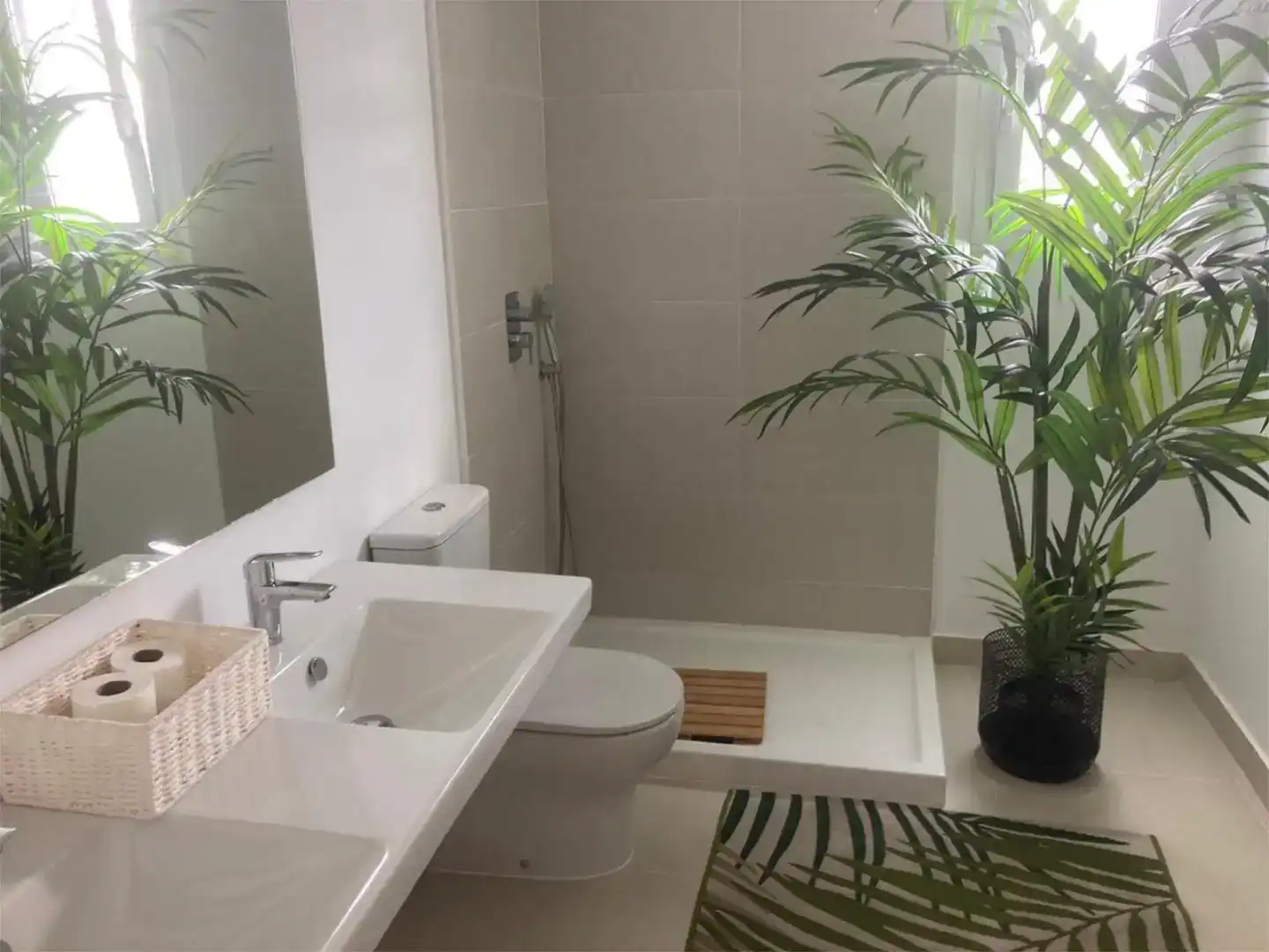 Badezimmer von Erdgeschoss zur Miete in Sotogrande mit Klimaanlage, Privatgarten und Schwimmbad