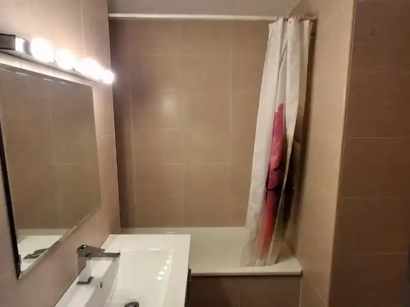Bathroom of Flat for sale in  Madrid Capital  with Air Conditioner and Swimming Pool