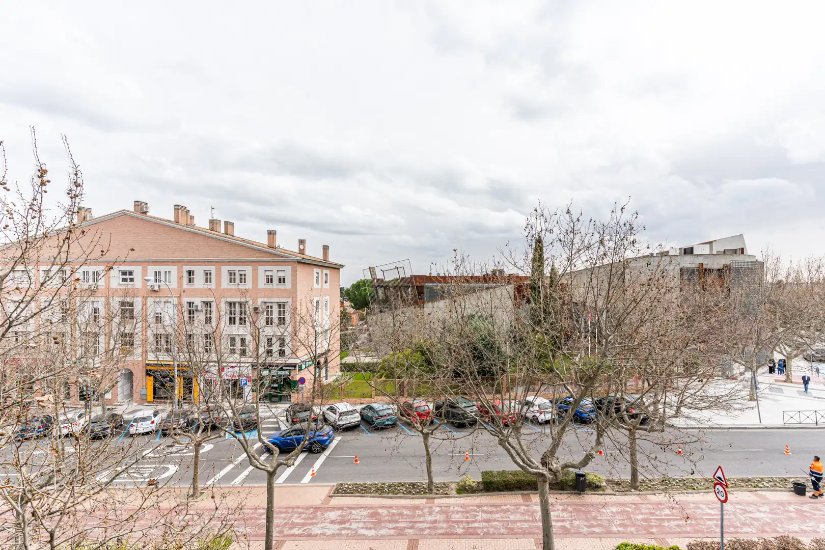 Außenansicht von Wohnung zum Verkauf in Majadahonda mit Klimaanlage, Heizung und Privatgarten