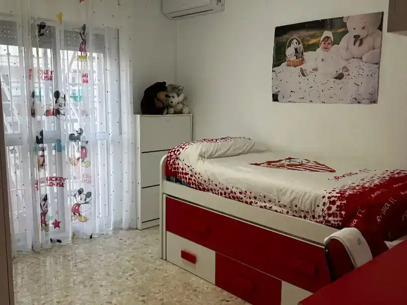 Dormitori de Casa adosada en venda en La Rinconada amb Aire condicionat i Balcó