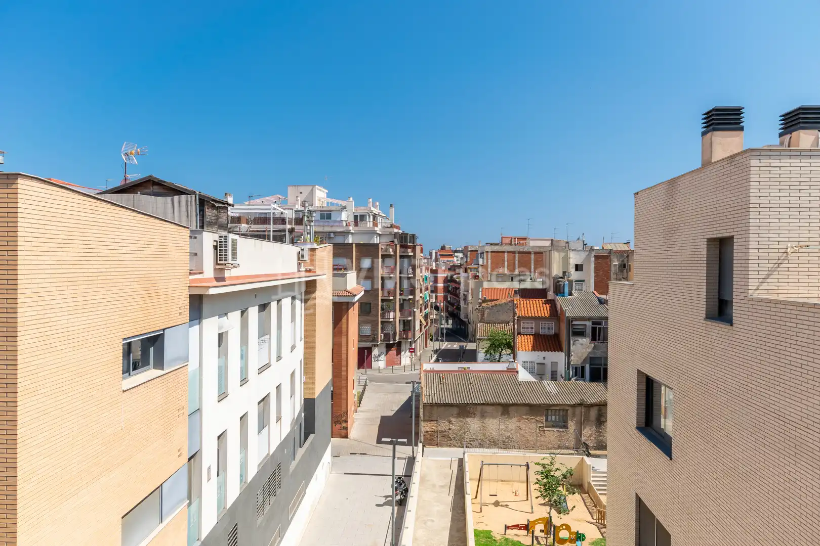 Vista exterior de Ático de alquiler en Santa Coloma de Gramenet con Aire acondicionado, Calefacción y Terraza