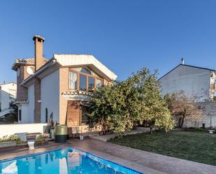 Vista exterior de Casa o xalet en venda en Jun amb Calefacció, Jardí privat i Piscina