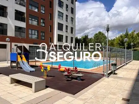Piscina de Piso de alquiler en Valladolid con Calefacción, Terraza y Trastero