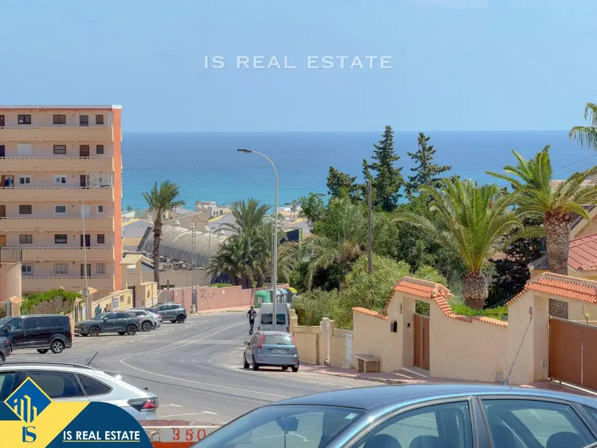 Vista exterior de Estudi en venda en Torrevieja amb Calefacció, Terrassa i Moblat