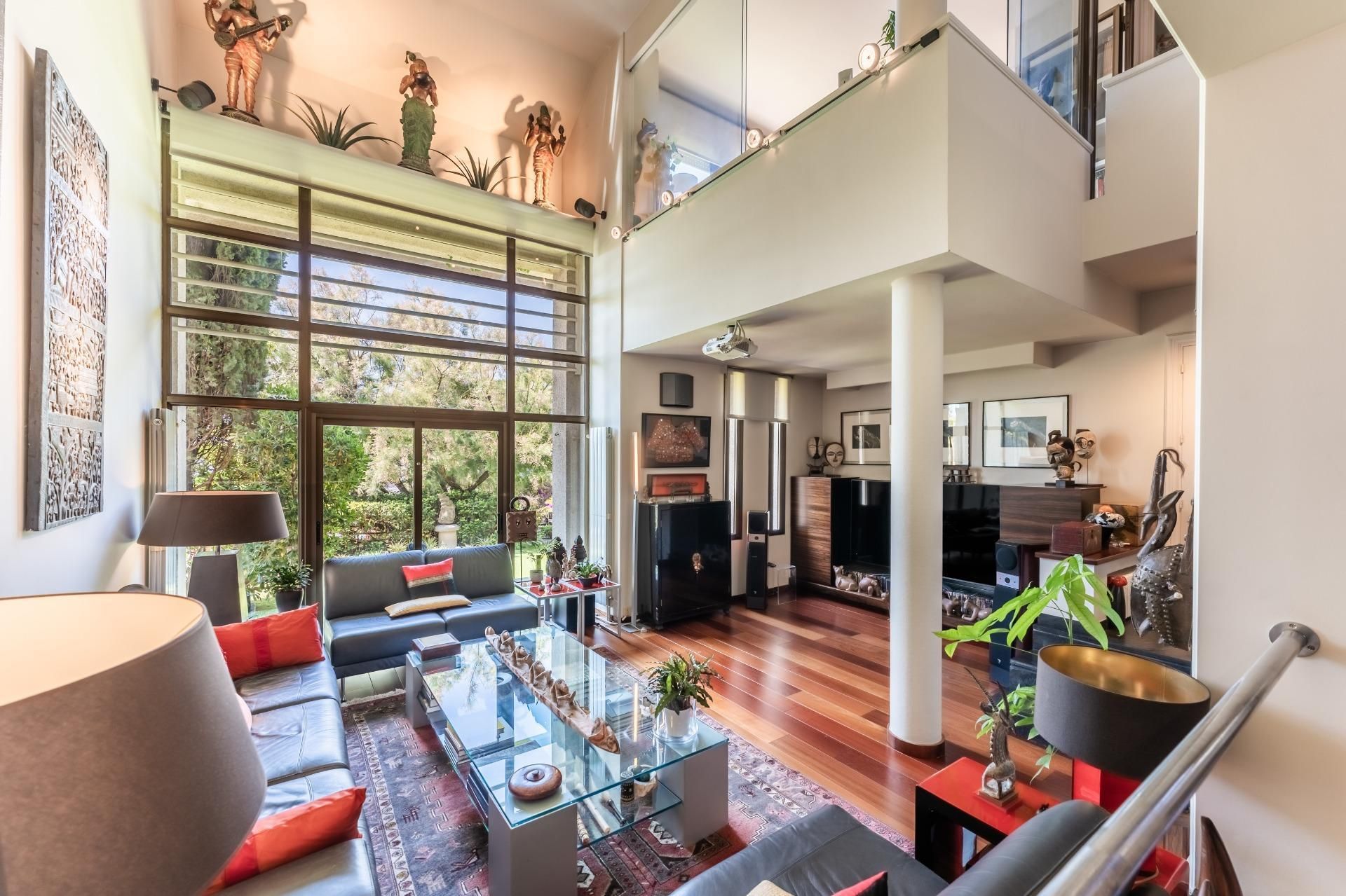 Sala d'estar de Casa o xalet en venda en Esplugues de Llobregat amb Aire condicionat, Jardí privat i Terrassa