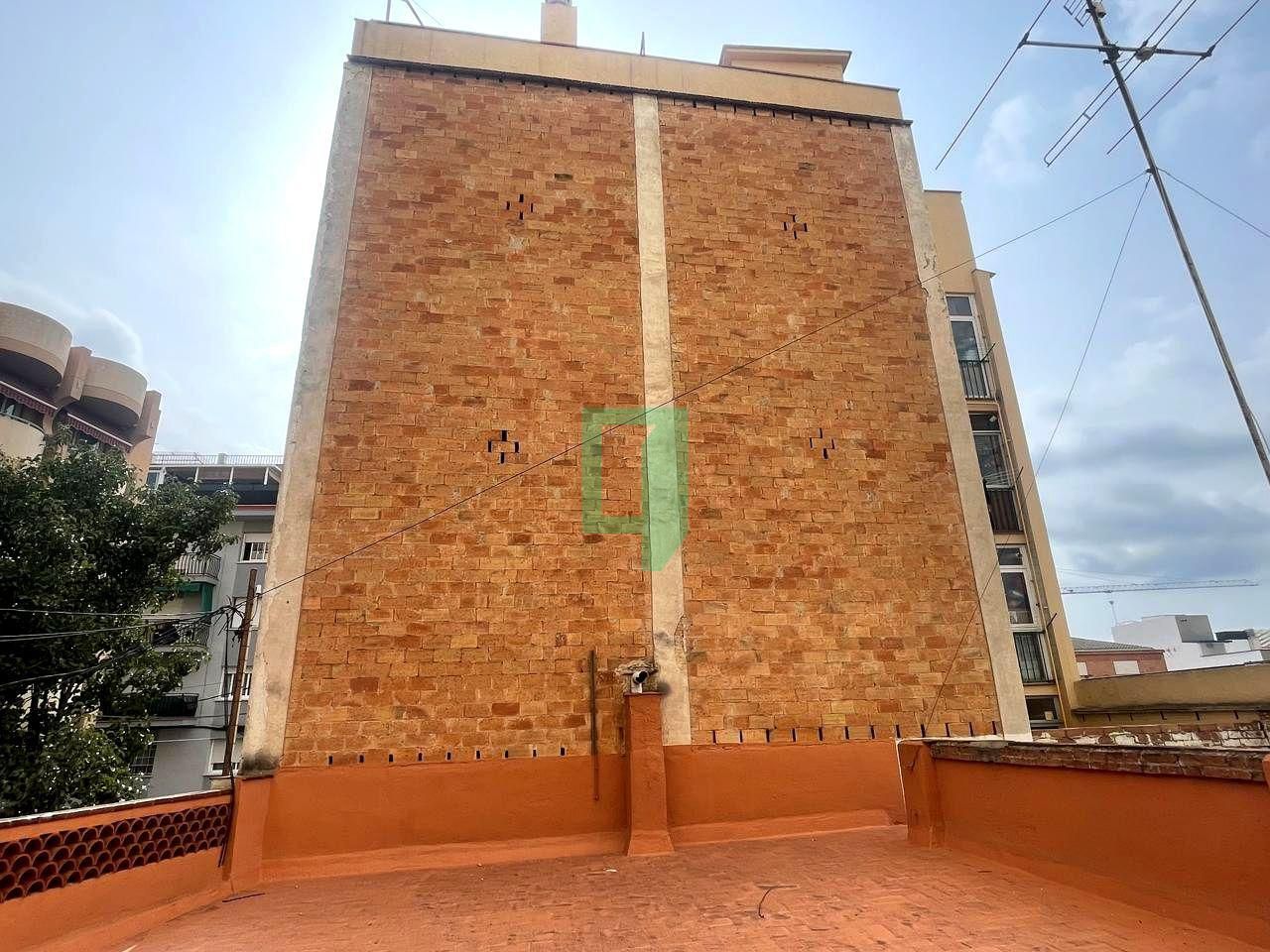 Vista exterior de Casa o xalet en venda en Badalona amb Jardí privat