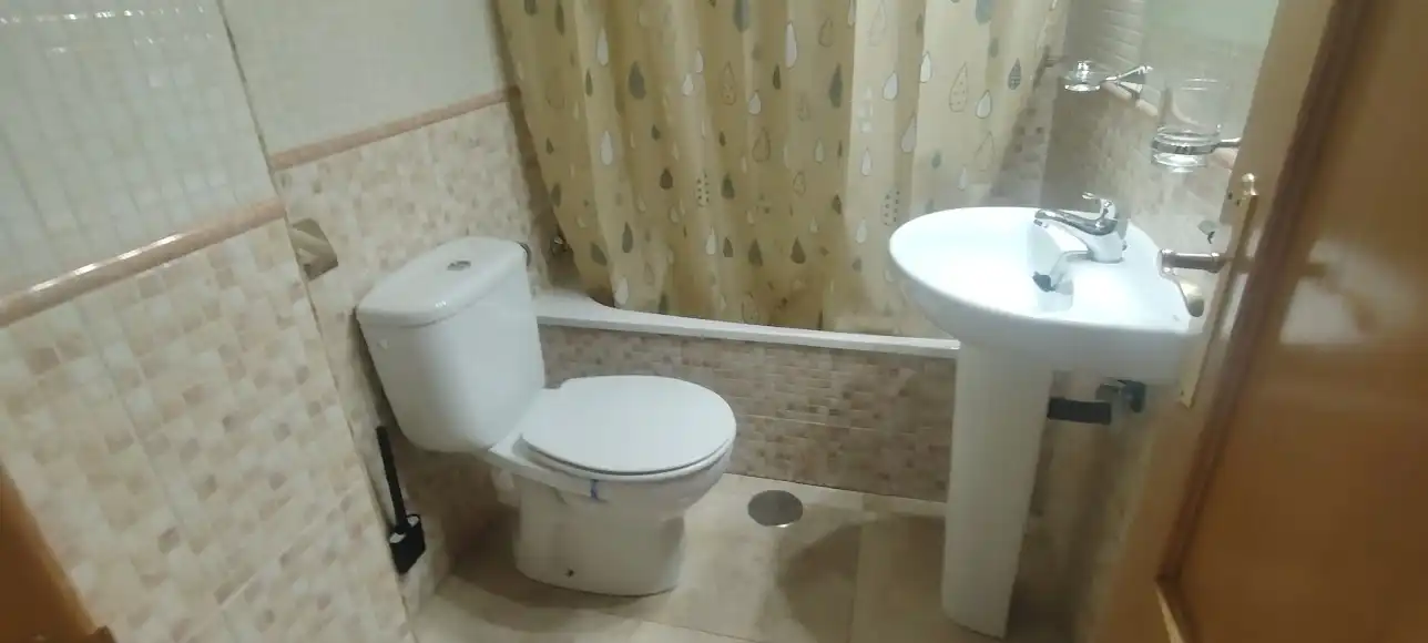 Badezimmer von Wohnung zur Miete in Linares mit Klimaanlage, Heizung und Möbliert