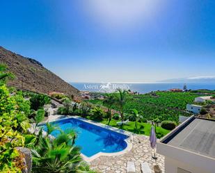 Vista exterior de Casa o xalet en venda en Santiago del Teide amb Aire condicionat, Terrassa i Piscina