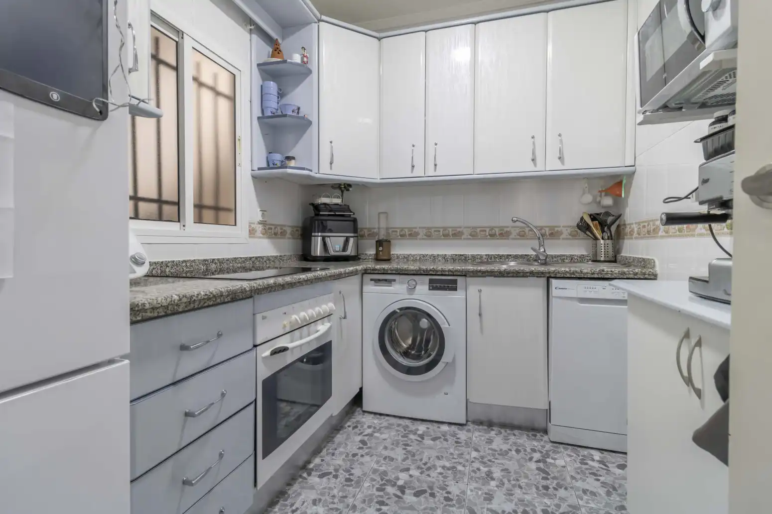 Kitchen of Flat for sale in Sevilla  with Air Conditioner, Storage room and Balcony