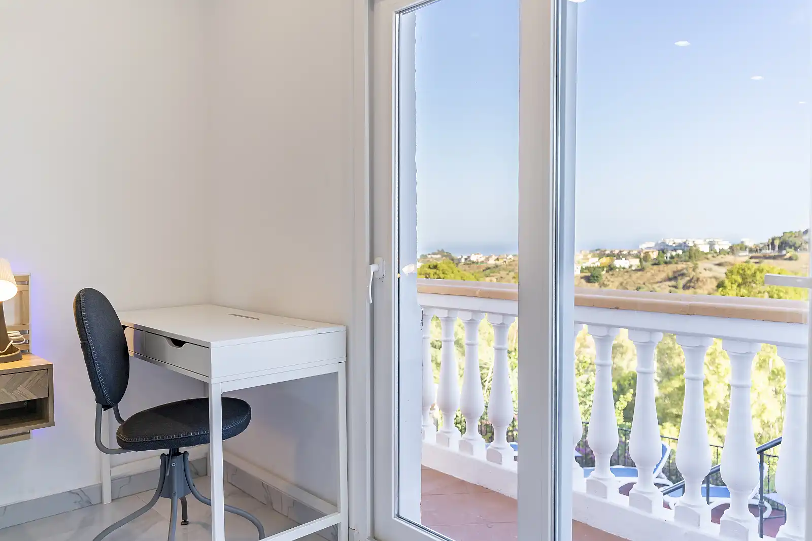 Bedroom of Houses for sale in Benalmádena  with Air Conditioner, Terrace and Swimming Pool