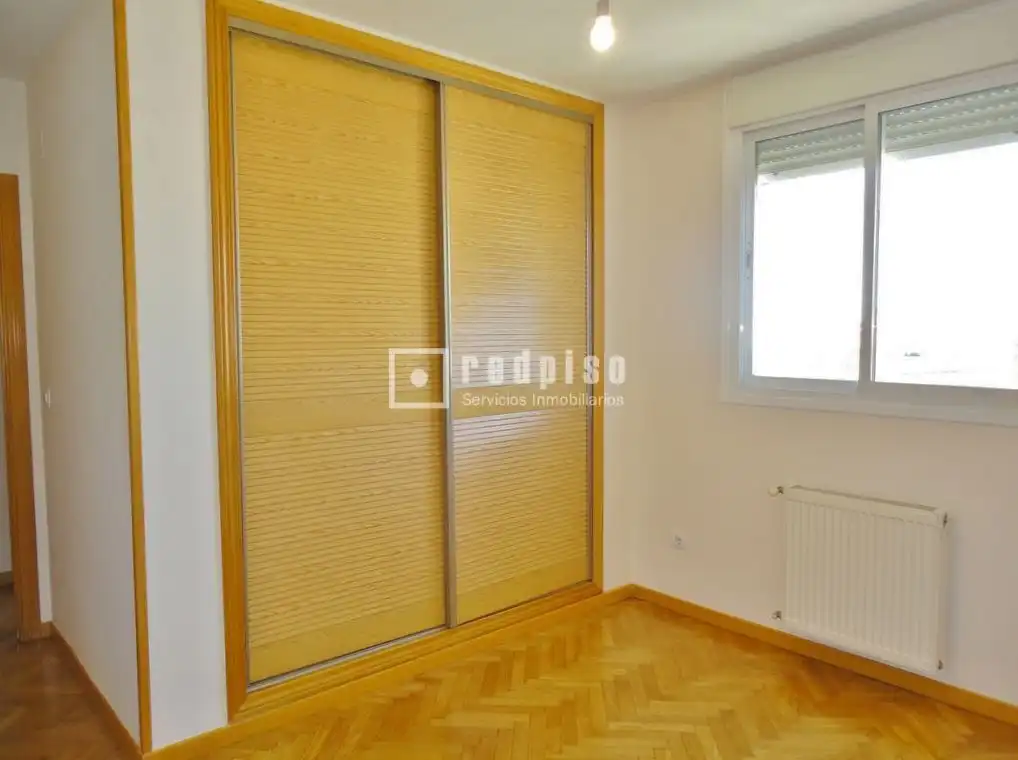 Bedroom of Flat for rent in Madrid  with Air Conditioner, Heating and Private garden
