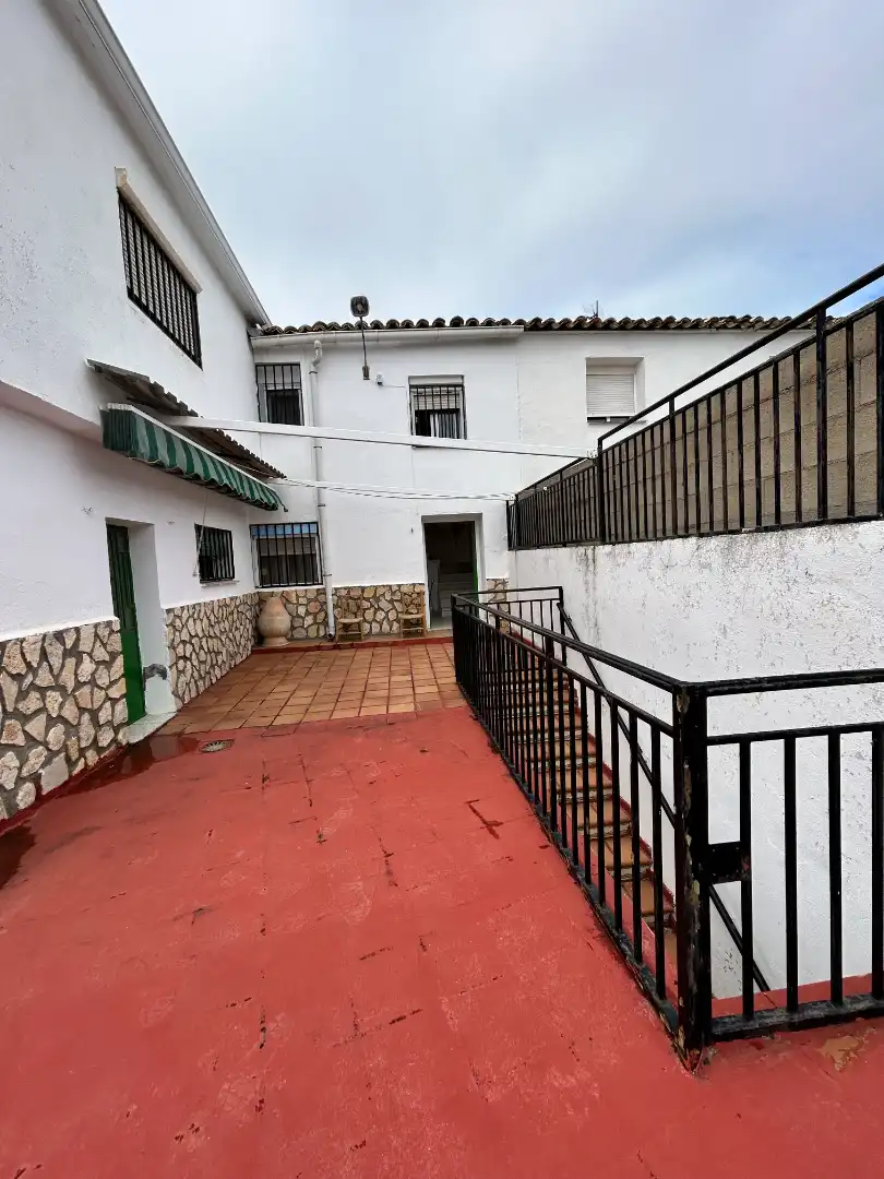 Vista exterior de Casa o chalet en venta en El Valle de Altomira con Amueblado, Horno y Lavadora