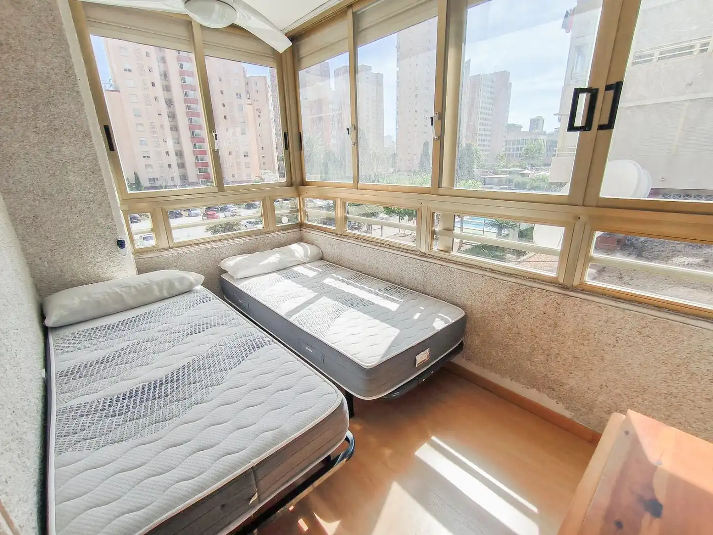 Dormitori de Apartament en venda en Benidorm amb Aire condicionat, Jardí privat i Moblat