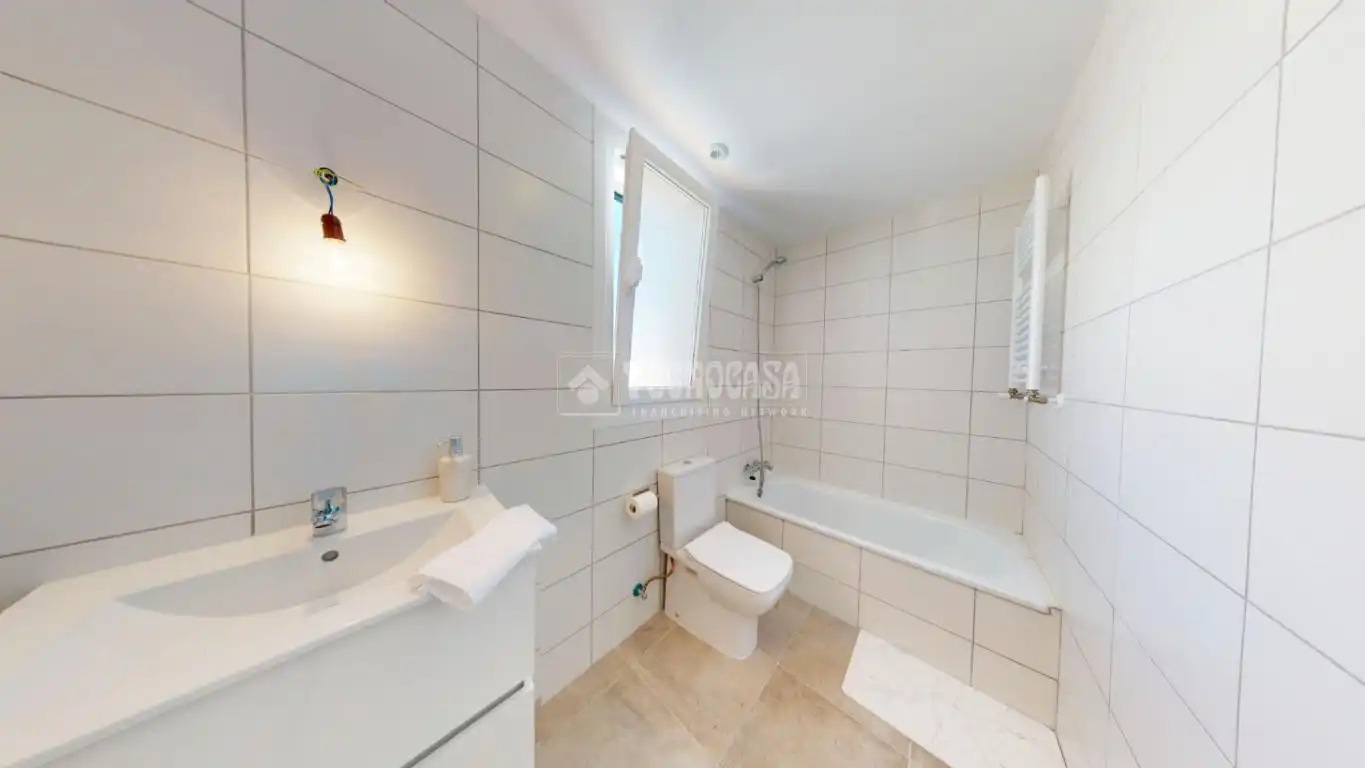 Badezimmer von Wohnung zum Verkauf in Villanueva de la Torre mit Parkett, Terrasse und Möbliert