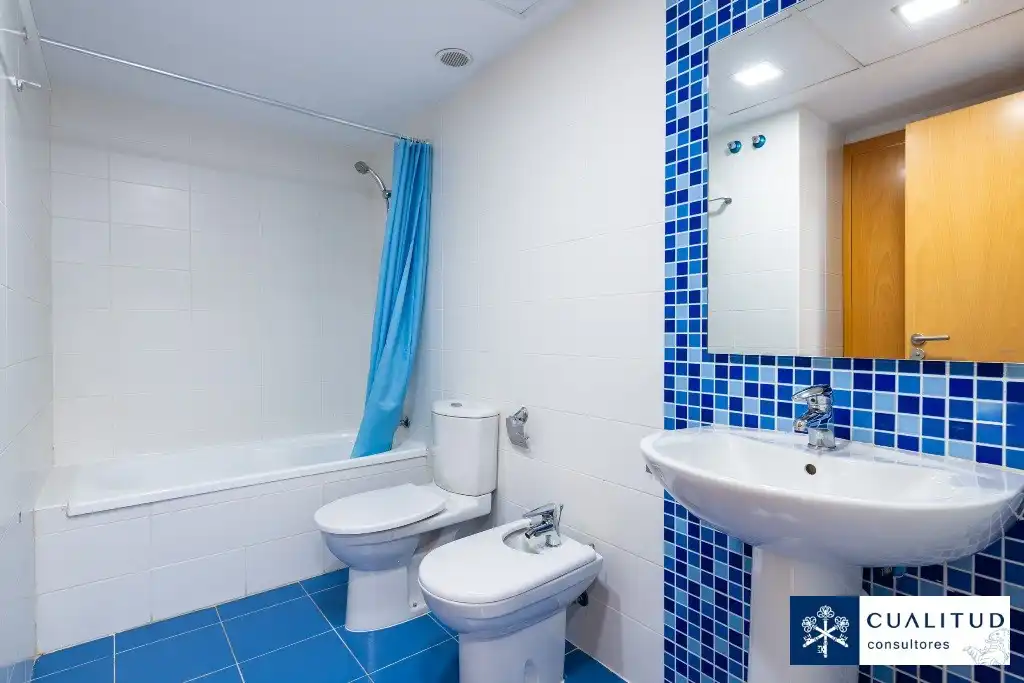 Badezimmer von Dachboden zum Verkauf in Vila-real mit Parkett, Terrasse und Abstellraum