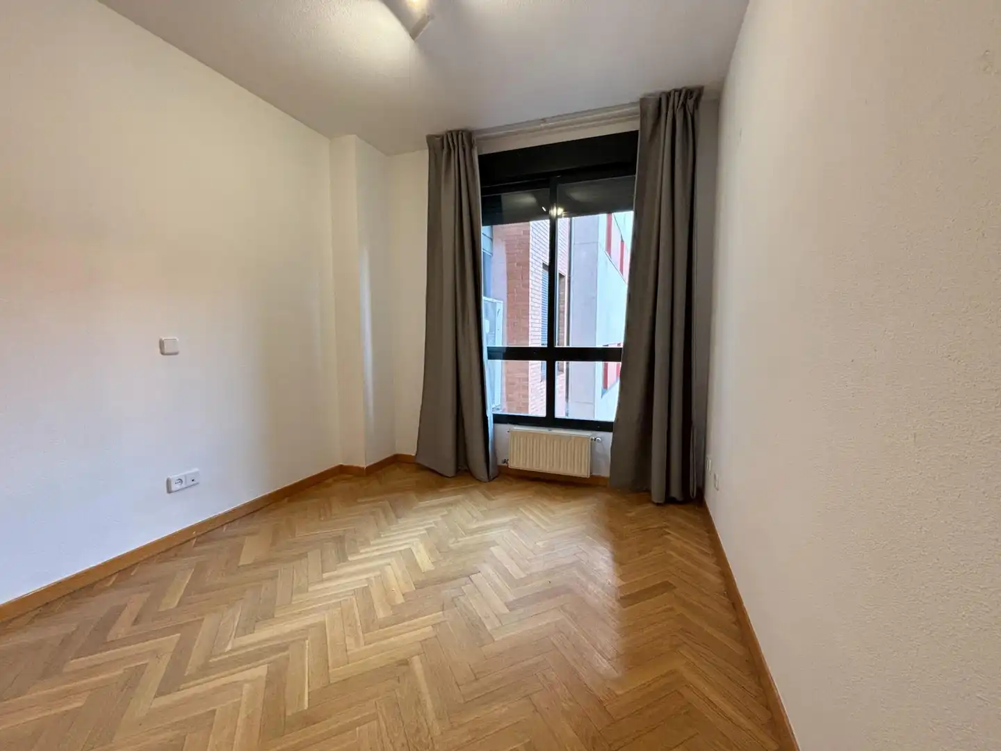 Bedroom of Flat for rent in Madrid  with Air Conditioner, Heating and Private garden