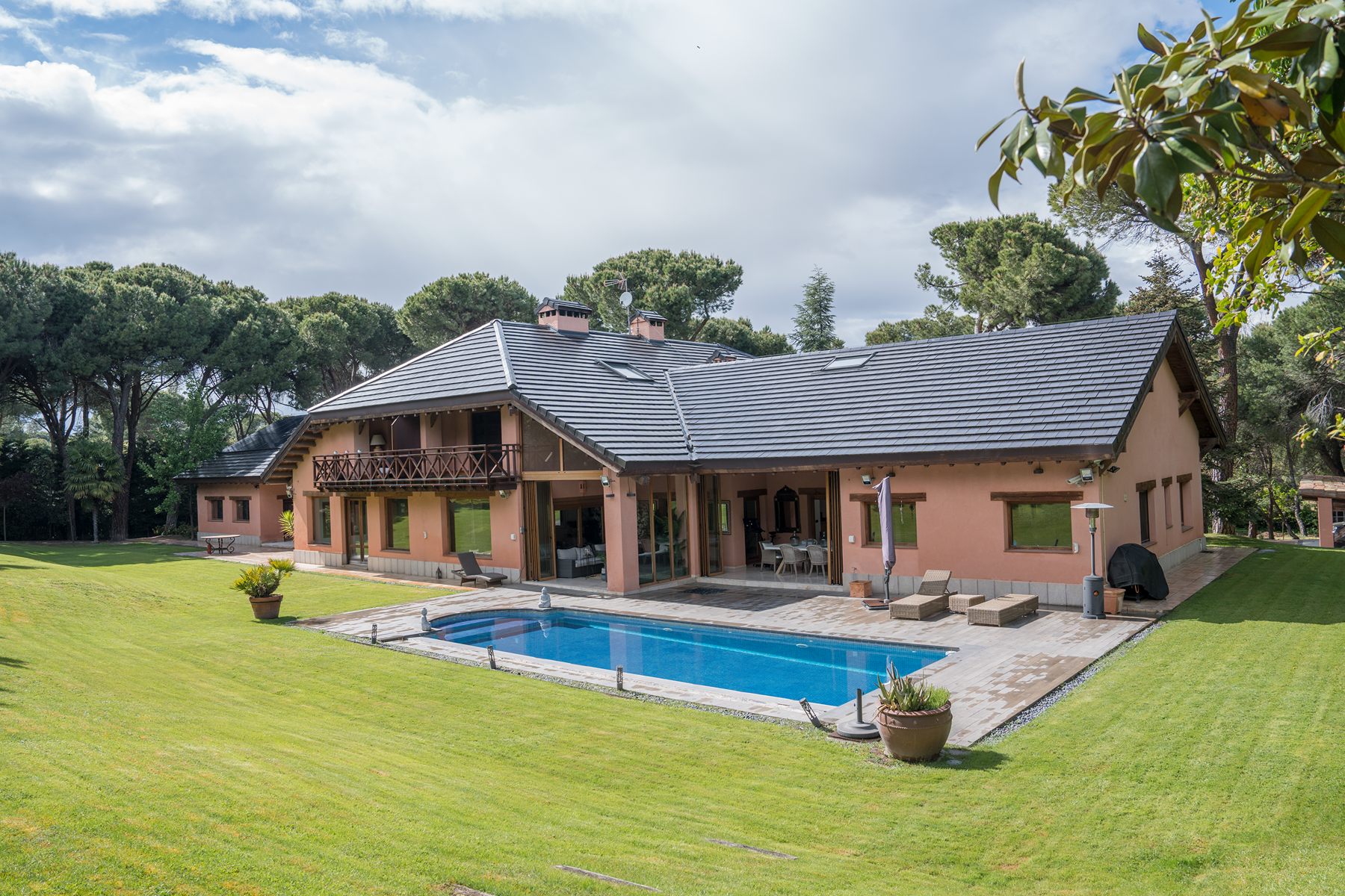 Exterior view of House or chalet for sale in  Madrid Capital  with Air Conditioner, Heating and Private garden