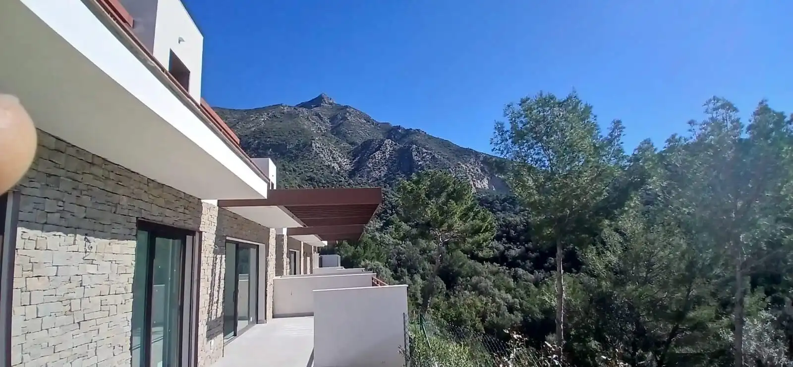 Terrasse von Dachboden zum Verkauf in Istán mit Klimaanlage, Privatgarten und Terrasse