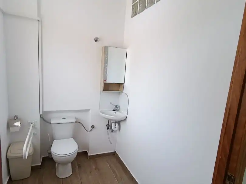Baño de Local en traspaso en Torrevieja con Aire acondicionado