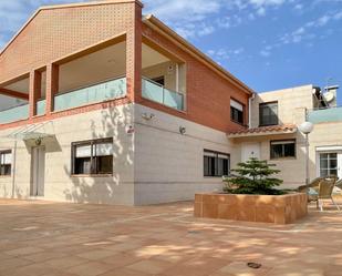 Vista exterior de Casa o xalet en venda en Sant Boi de Llobregat amb Aire condicionat, Calefacció i Jardí privat