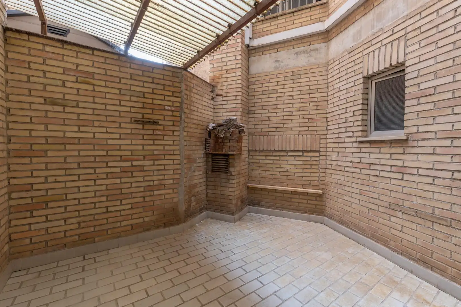 Wohnung zum Verkauf in Granada mit Heizung, Terrasse und Balkon