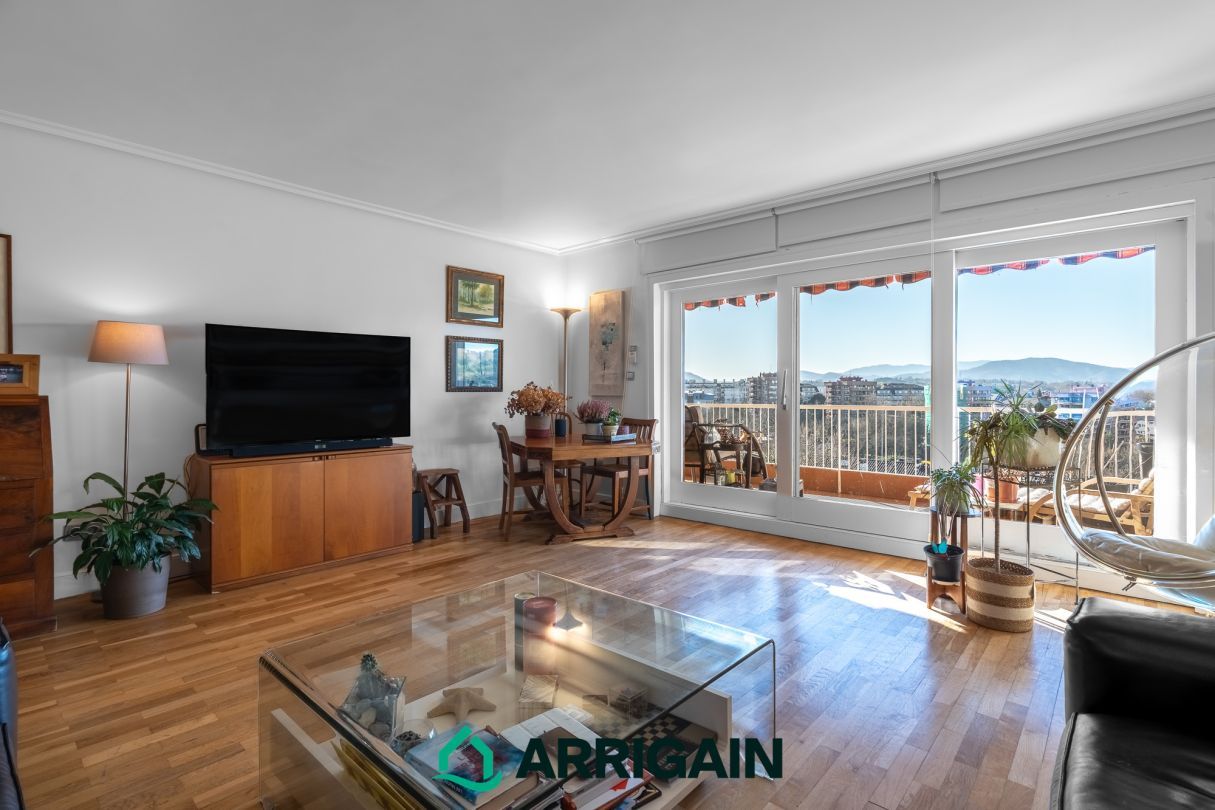 Living room of Flat for sale in Donostia - San Sebastián   with Heating, Terrace and Storage room