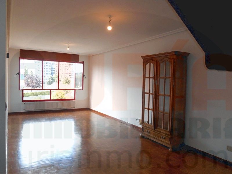 Sala de estar de Dúplex en venta en Oviedo  con Calefacción, Parquet y Trastero