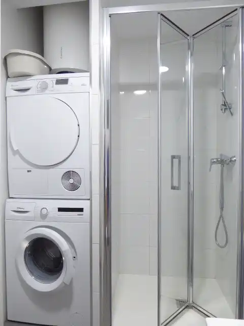 Badezimmer von Wohnung zur Miete in Málaga mit Klimaanlage, Abstellraum und Möbliert