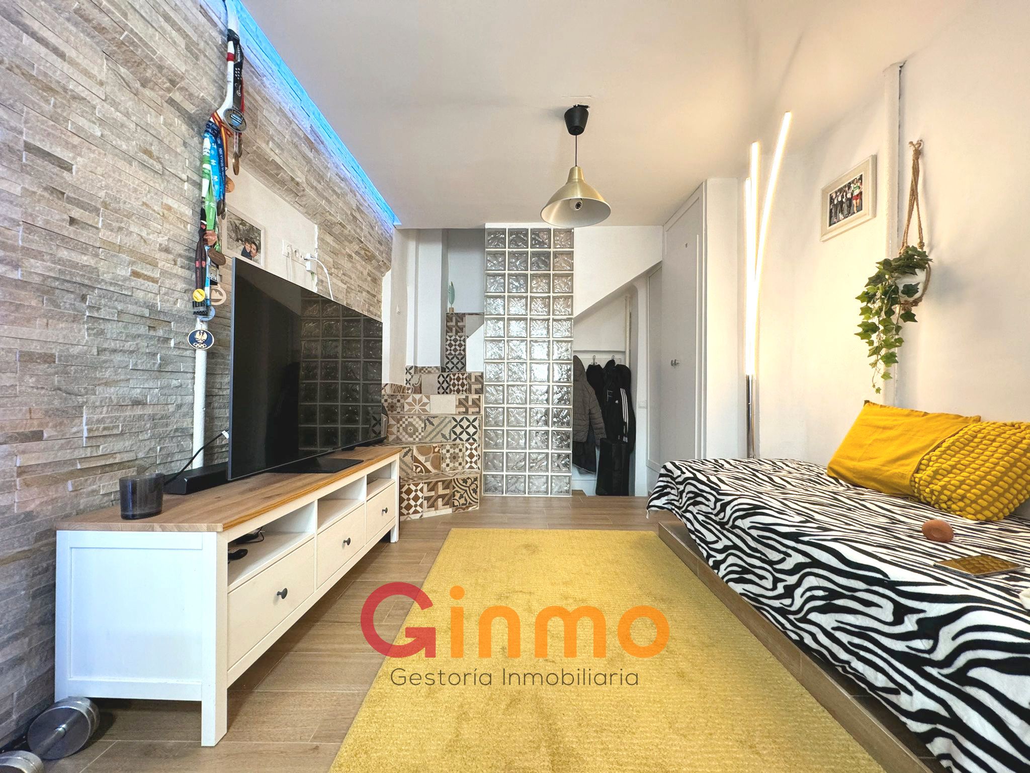 Living room of Premises for sale in  Madrid Capital