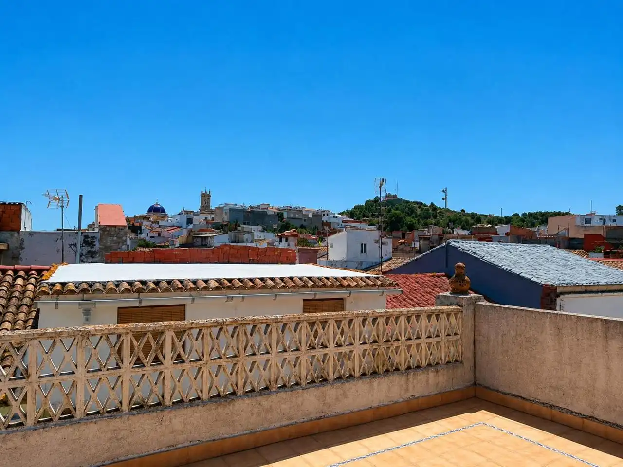 Vista exterior de Casa o xalet en venda en Oliva amb Jardí privat, Terrassa i Traster