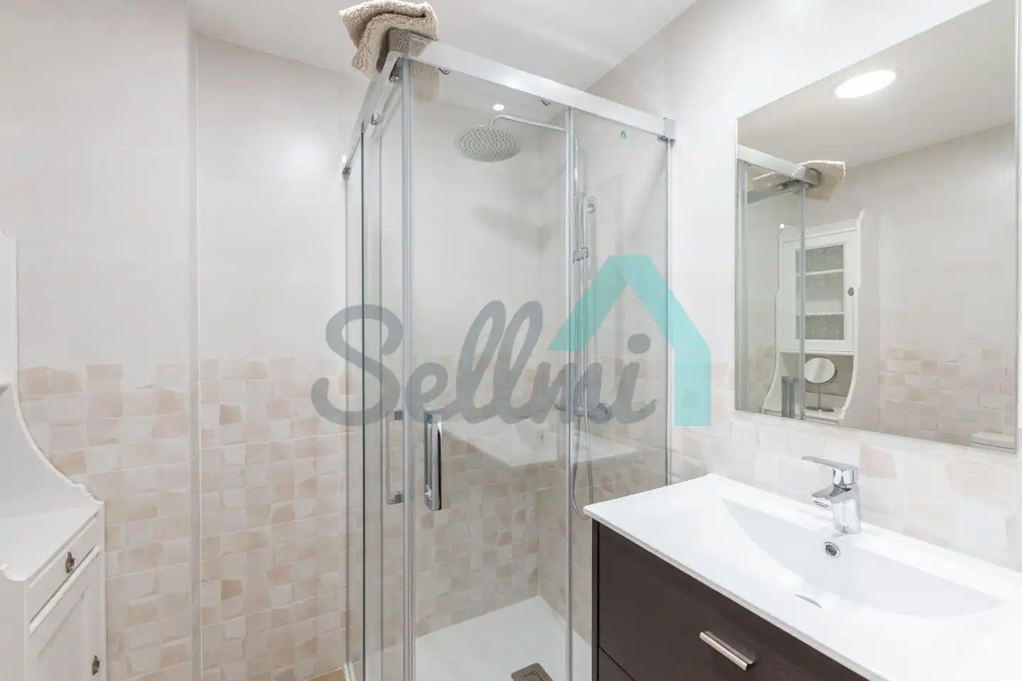 Baño de Piso en venta en Oviedo  con Calefacción
