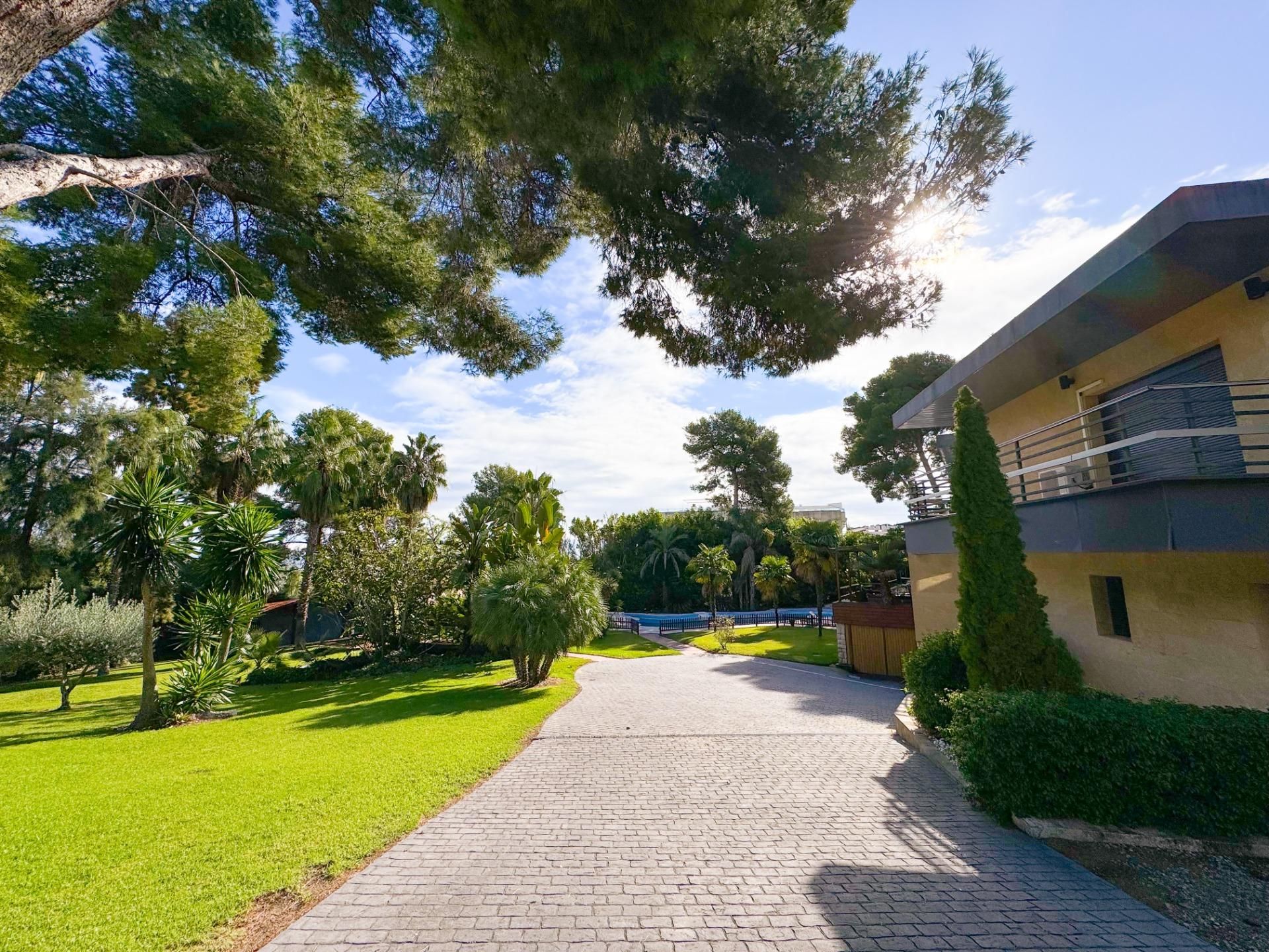 Vista exterior de Casa o xalet en venda en Salou amb Aire condicionat, Calefacció i Jardí privat