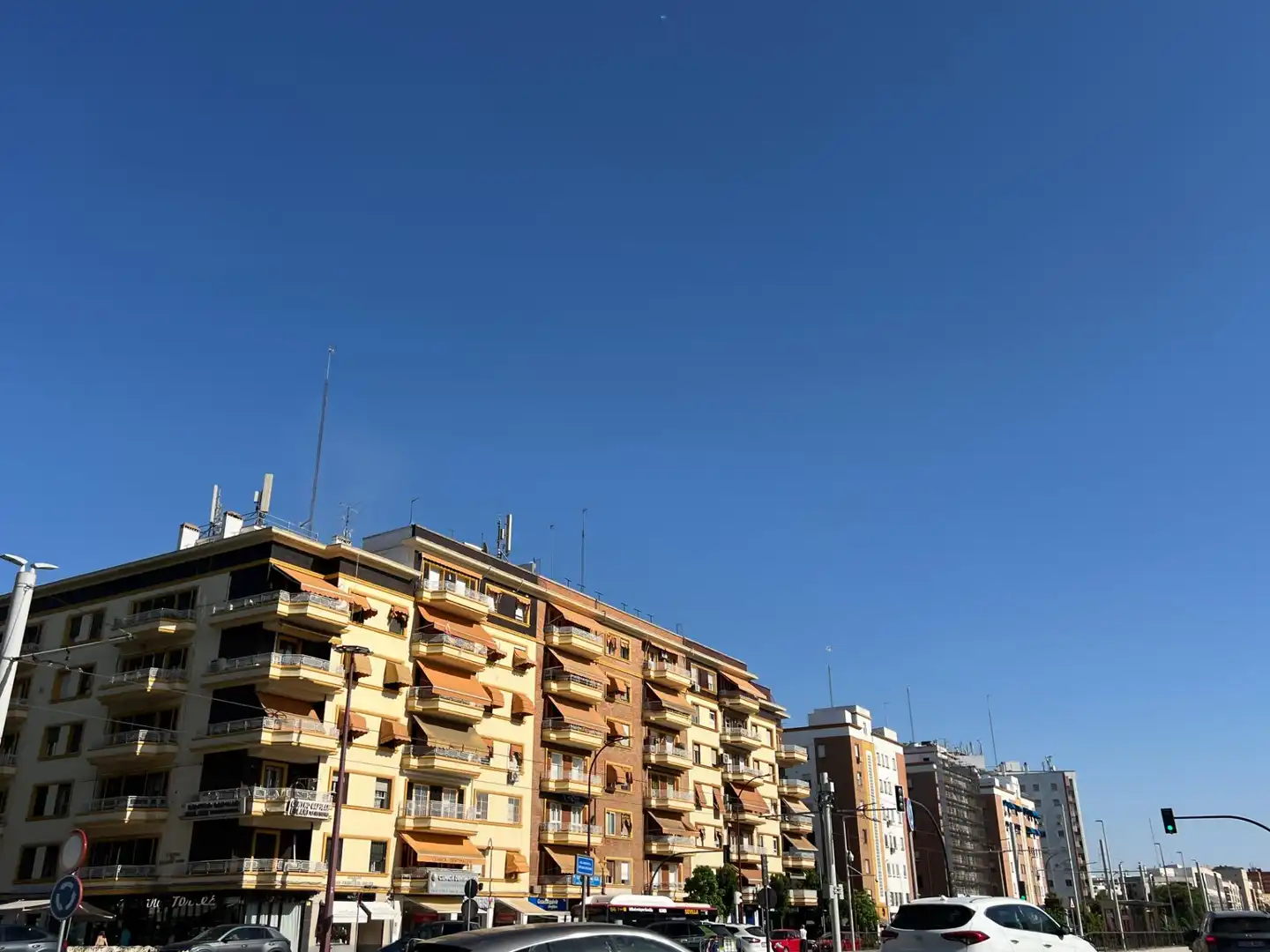 Vista exterior de Pis en venda en Sevilla amb Terrassa i Balcó