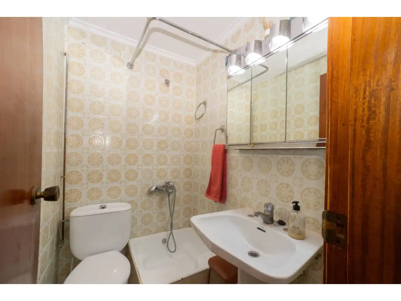 Bathroom of Flat for sale in Valencia  with Air Conditioner, Terrace and Furnished