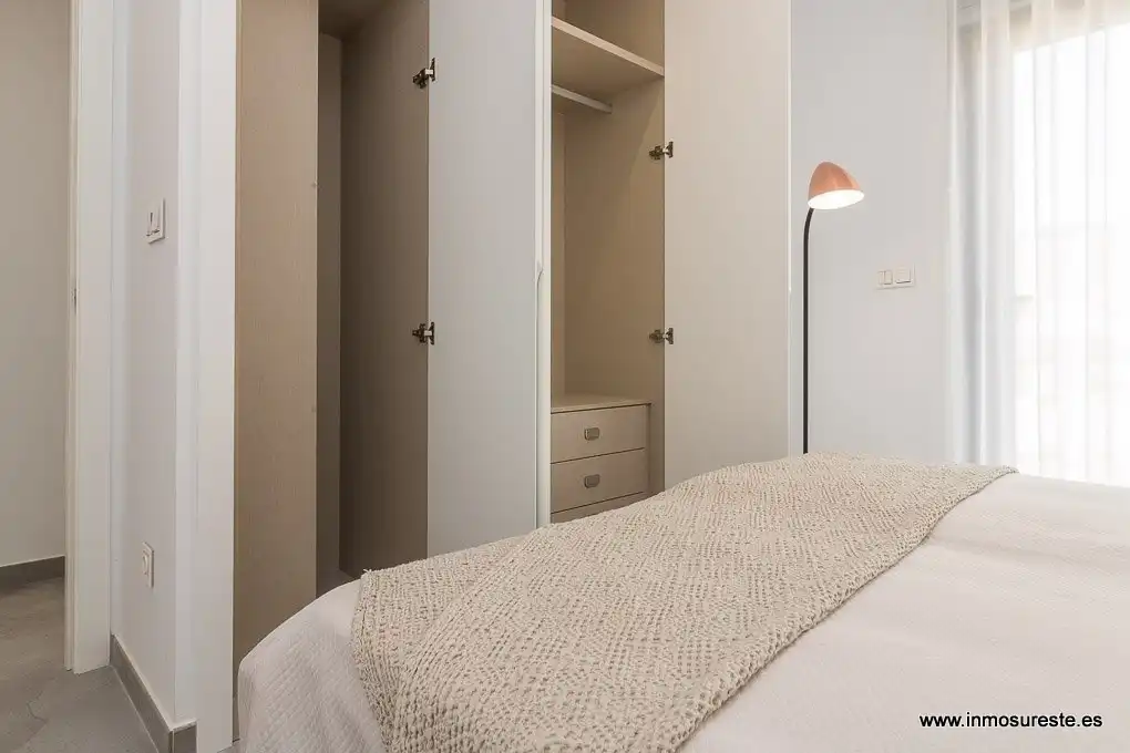 Dormitori de Apartament en venda en Torrevieja amb Jardí privat, Terrassa i Piscina comunitària