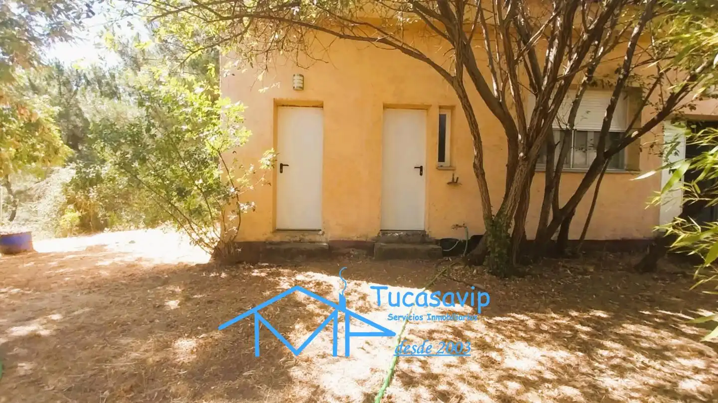 Vista exterior de Casa o xalet en venda en El Tiemblo  amb Jardí privat i Terrassa