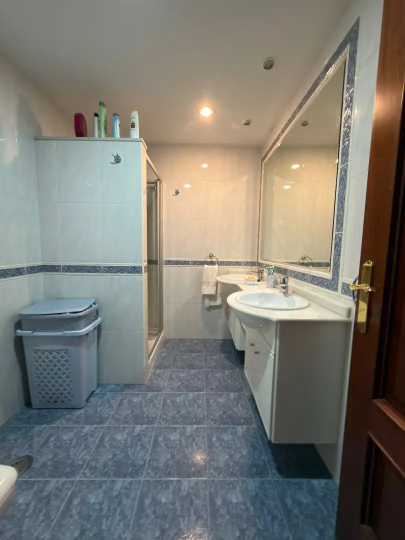 Baño de Piso en venta en Pontevedra Capital  con Calefacción, Parquet y Trastero