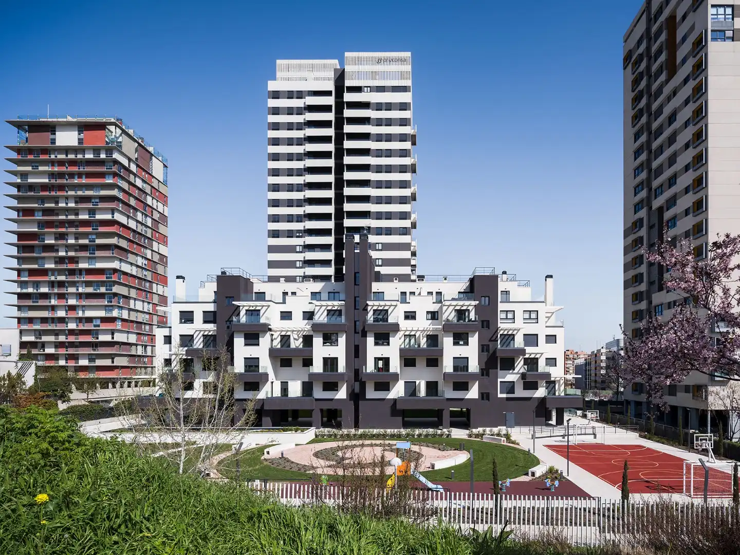 Vista exterior de Pis de lloguer en  Madrid Capital amb Aire condicionat, Terrassa i Piscina