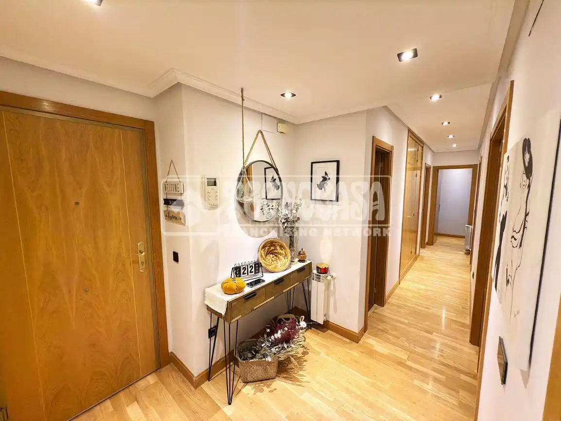 Wohnung zum Verkauf in Cuenca mit Klimaanlage und Parkett