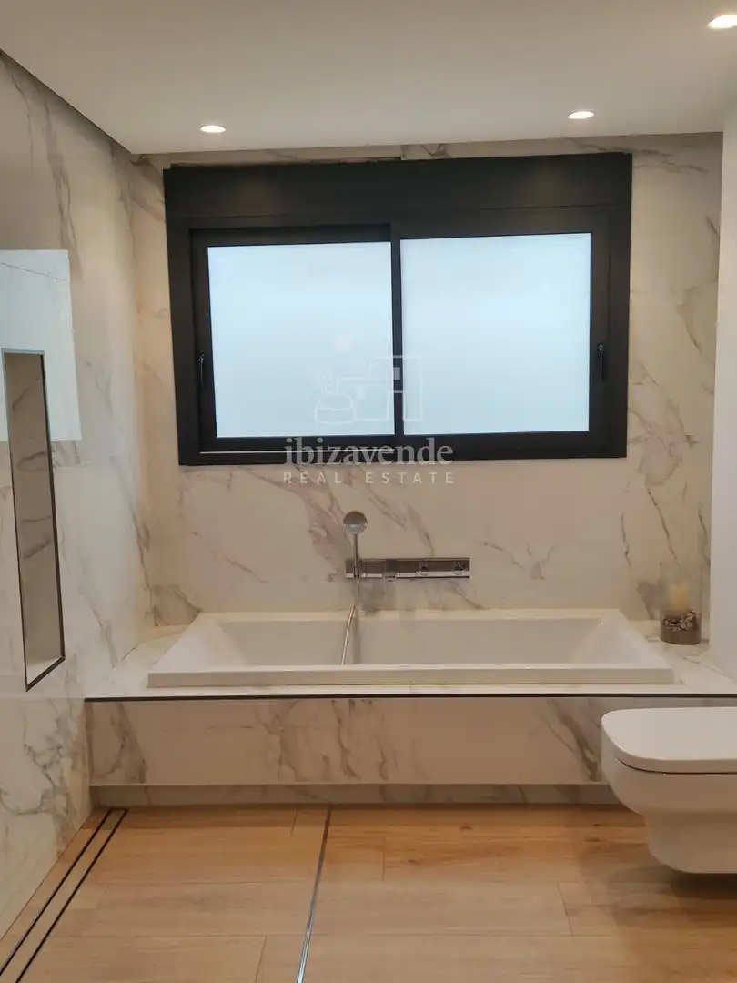 Bany de Casa o xalet en venda en Santa Eulària des Riu amb Aire condicionat, Calefacció i Jardí privat