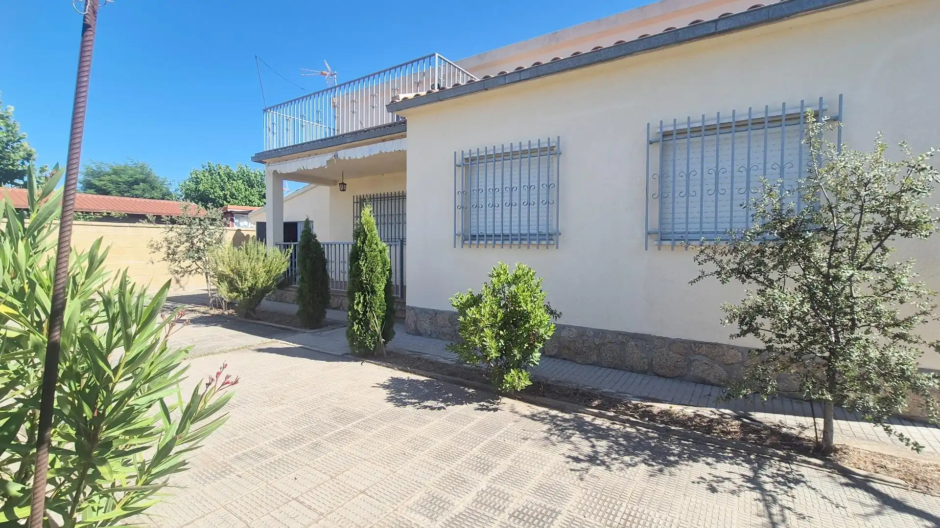 Exterior view of Houses for sale in Calvarrasa de Abajo  with Heating, Storage room and Furnished