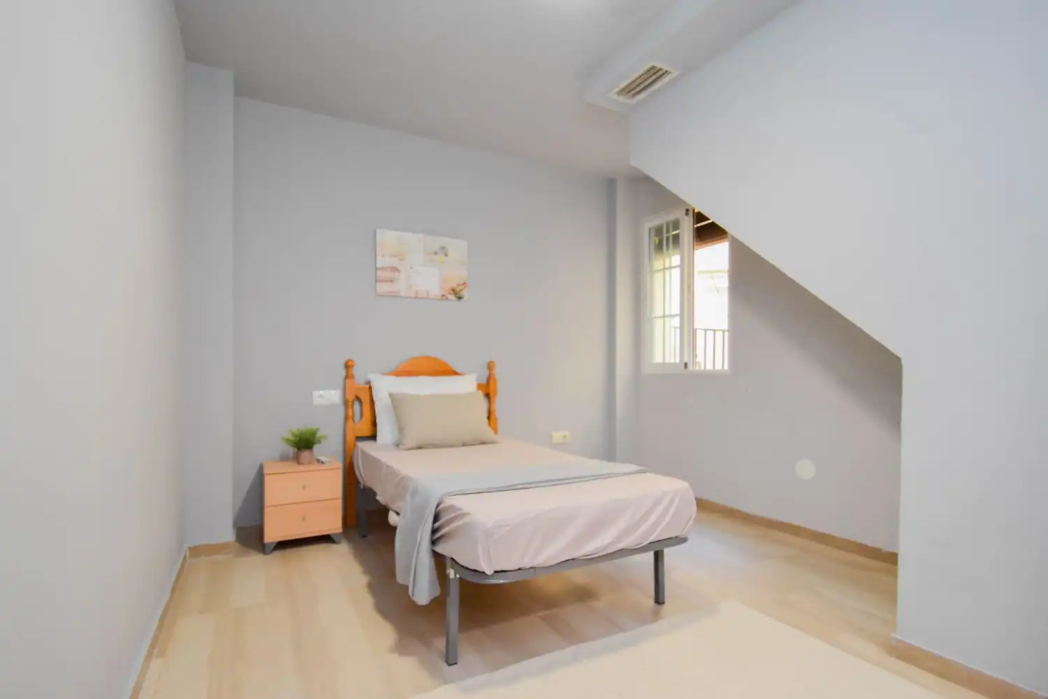 Habitación de Dúplex en venta en Cúllar Vega con Terraza, Trastero y Amueblado